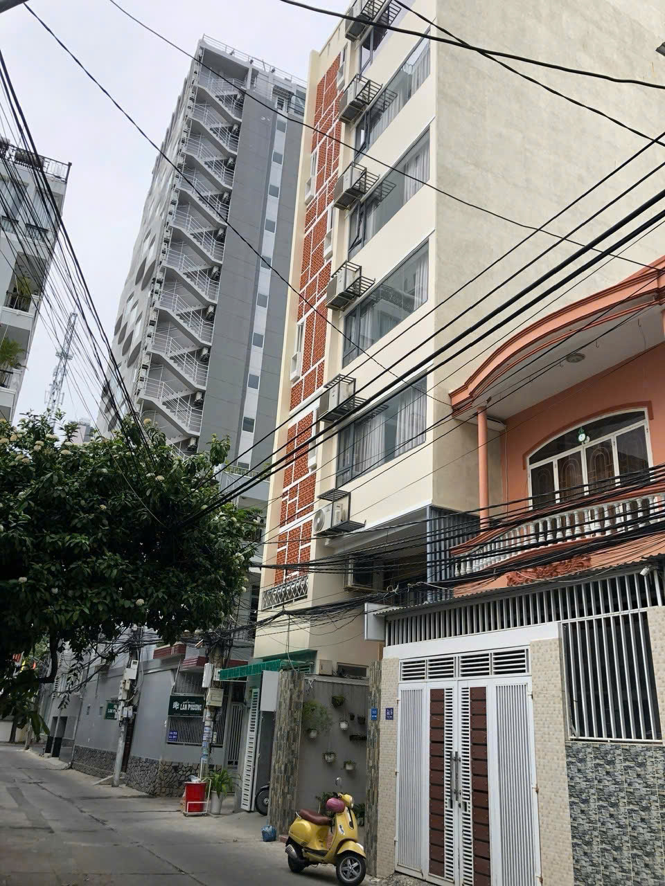 Khách sạn 8 tầng 21 phòng 76,8m2 hẻm Tuệ Tĩnh, cách bãi tắm Trần Phú 250m