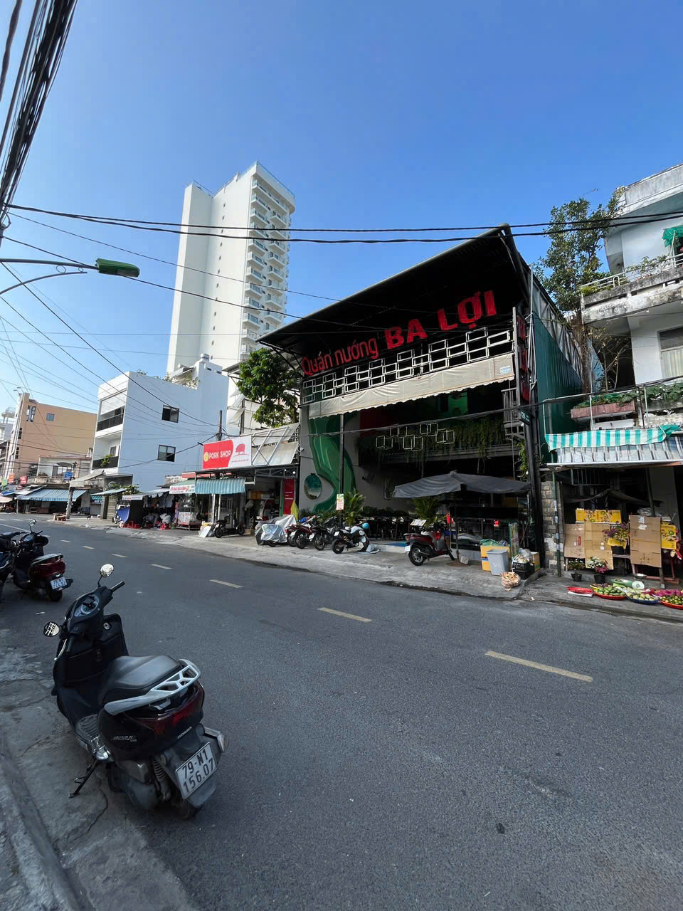 Nhà cấp 4 cũ 441m2 mặt tiền Huỳnh Thúc Kháng, ngay chợ Xóm Mới, khu phố Hàn trung tâm Nha Trang. Cách biển 1km