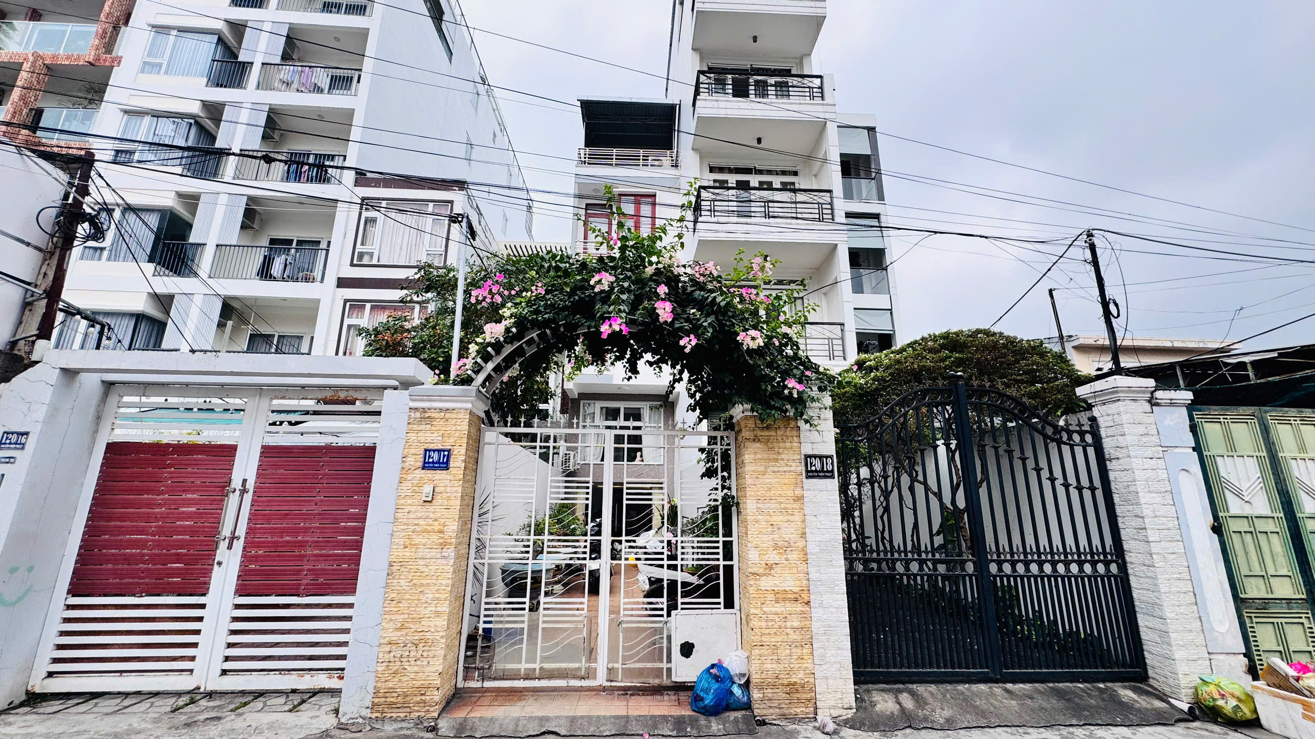 Nhà 4 tầng+tum 105,6m2 mặt tiền Trần Quang Khải nối dài, trung tâm phố tây Nha Trang. Có qh lô góc, cách biển 500m