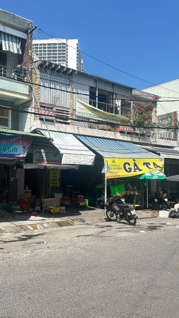 Nhà 2 tầng 224,1m2 mặt tiền Võ Trứ, trung tâm chợ Xóm Mới Nha Trang. Đang cho thuê dòng tiền, cách biển 1km