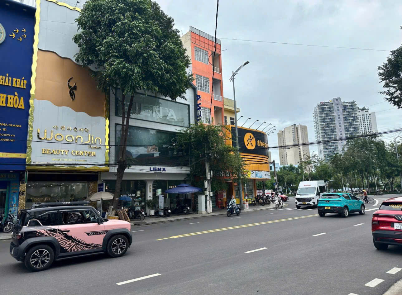 Nhà 4 tầng 95,7m2 mặt tiền Lê Thánh Tôn, đối diện ngân hàng Vietcombank. Ngay vòng xoay ngã 7 trung tâm Nha Trang, đang có dòng tiền